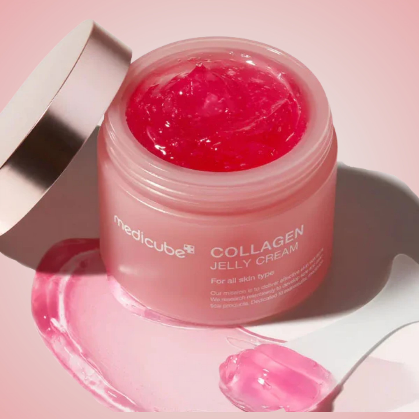 Medicube Collagen Jelly Cream – collagen-rich jelly moisturizer applied with spatula for freshness.
