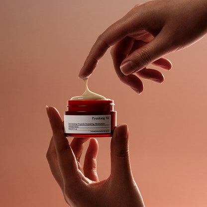 Rich texture of Pyunkang Yul Red Ginseng Propolis Repairing Moisturizer application