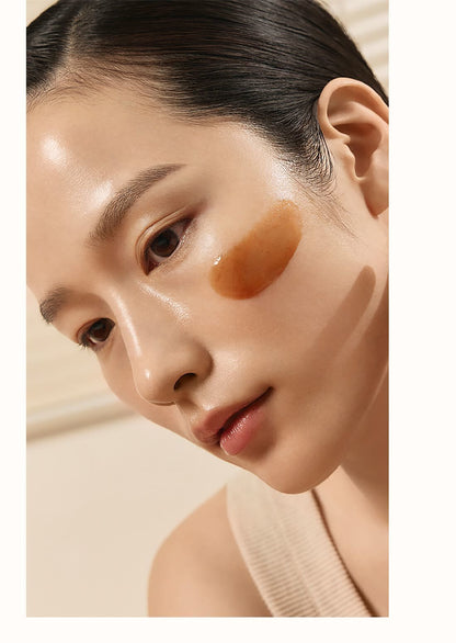 Applying Sulwhasoo Clarifying Mask to refine pores and smooth skin