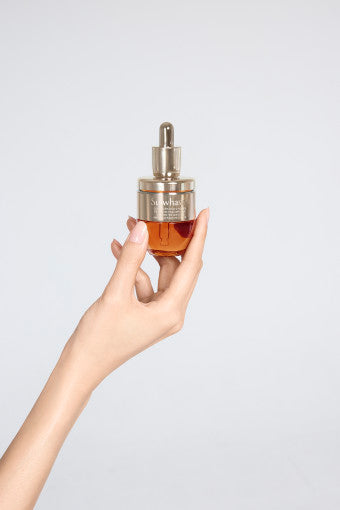 Sulwhasoo Concentrated Ginseng Rejuvenating Ampoule applied from dropper