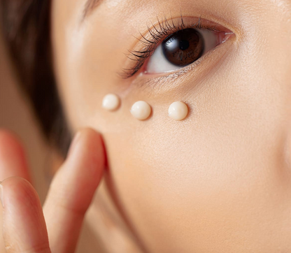 su:m37 Fermentalift Rejuvenating Eye Cream applied to under-eye area