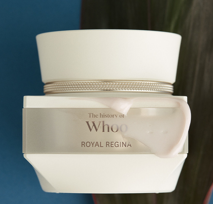 THE WHOO Royal Regina Energetic Recharging Cream jar in hand
